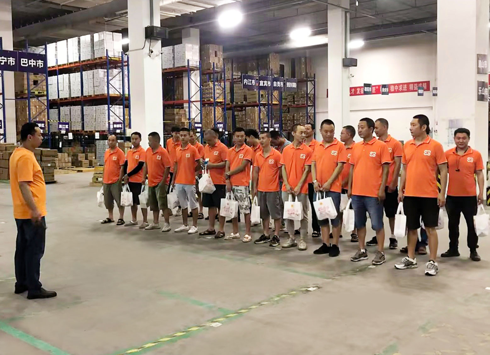 高温来袭，，，，，清凉速递丨bwin必赢亚洲药业开展送清凉活动